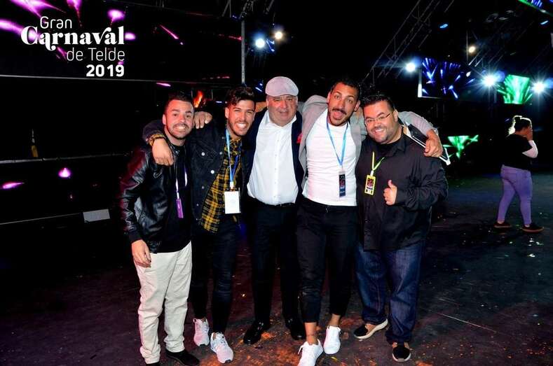 El concejal Juan Martel con el director de la Gala, Nauzet Afonso, y miembros del equipo organizador (Foto TA)